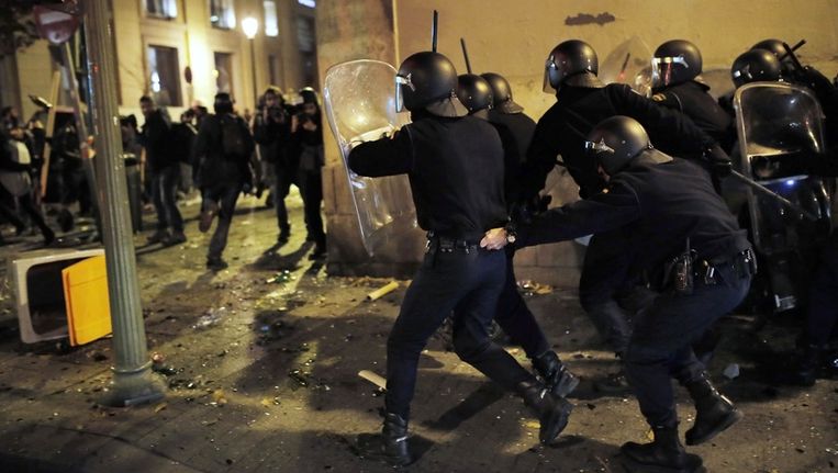 Betogers in Madrid raken zaterdag slaags met de politie. Beeld ap