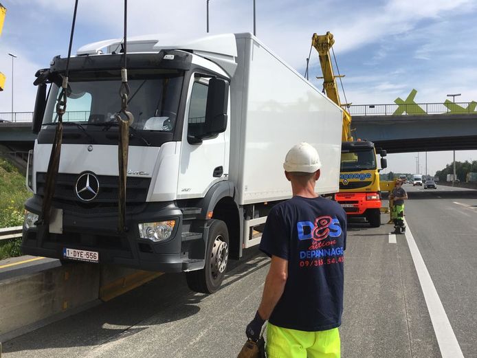 De vrachtwagenchauffeur reed zich helemaal vast op de betonblokken.