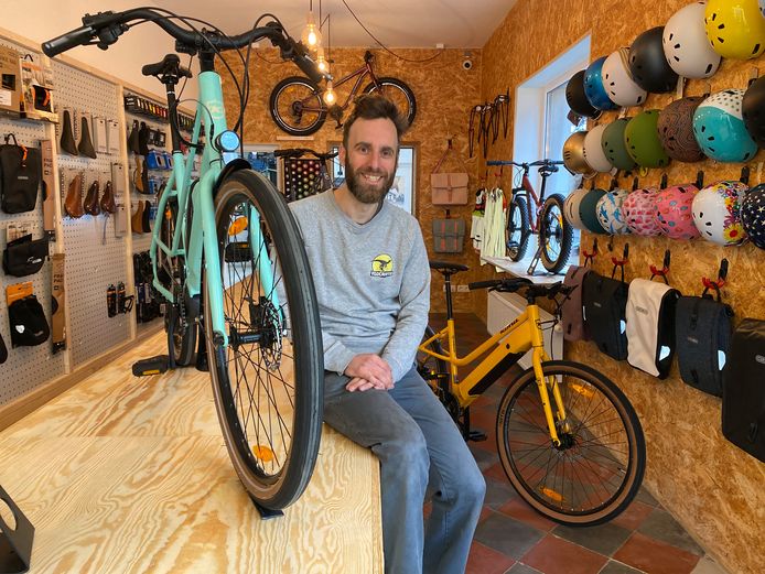 Druif ik zal sterk zijn ambitie Archeoloog Jeroen (38) opent fietsenwinkel met prehistorisch kantje: “Ik  verkoop wat ik zelf gebruik, stads- en reisfietsen” | Gent | hln.be