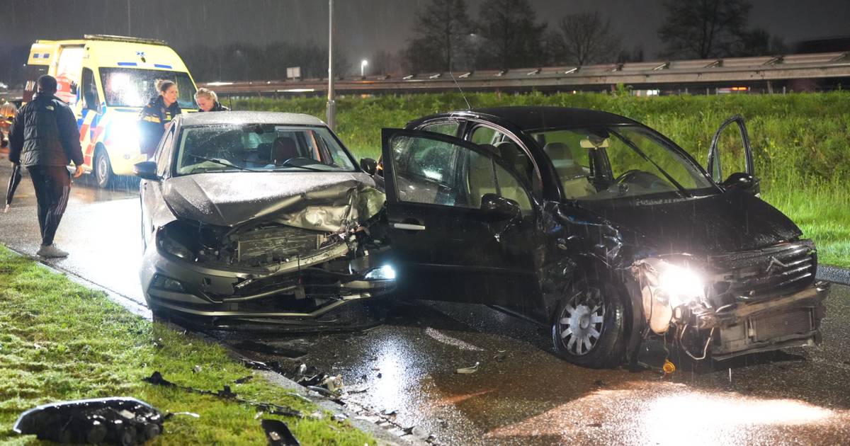 Auto rijdt zich vast in berm, daarna volgt een klap: twee gewonden bij aanrijding met veel schade.