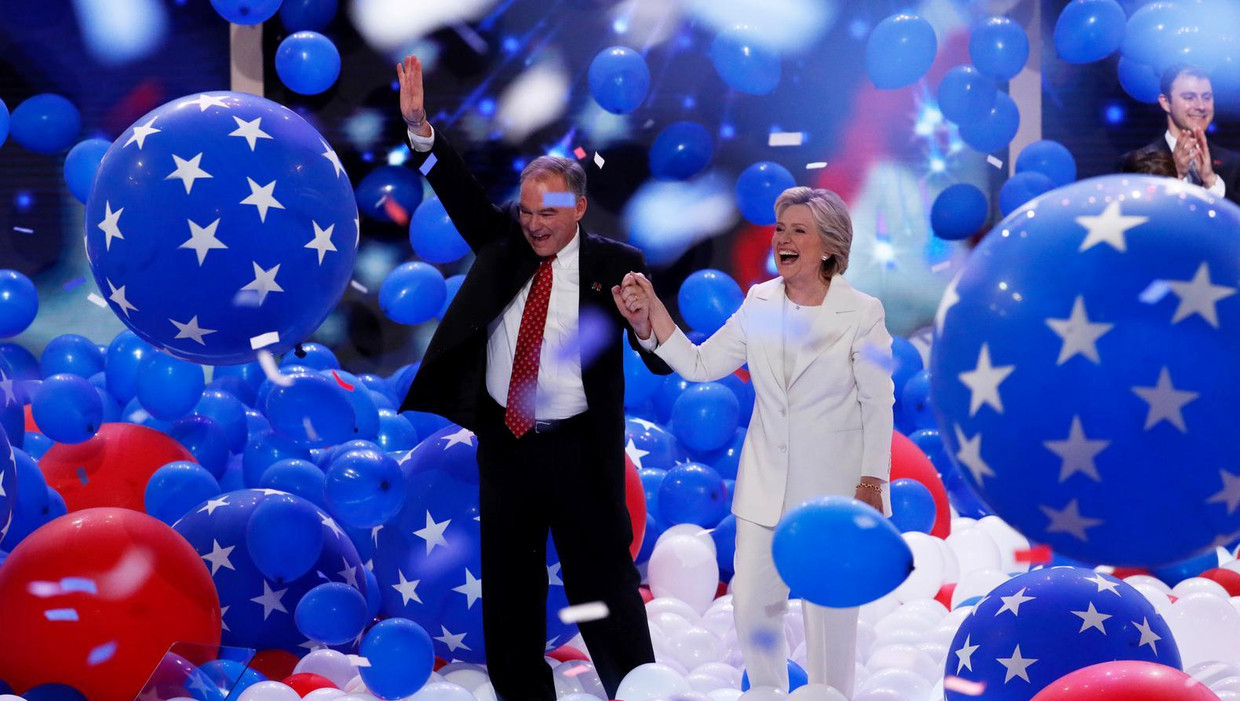 Running mate Tim Kaine en presidentskandidaat Hillary Clinton aan het einde van de Democratische conventie. Beeld afp