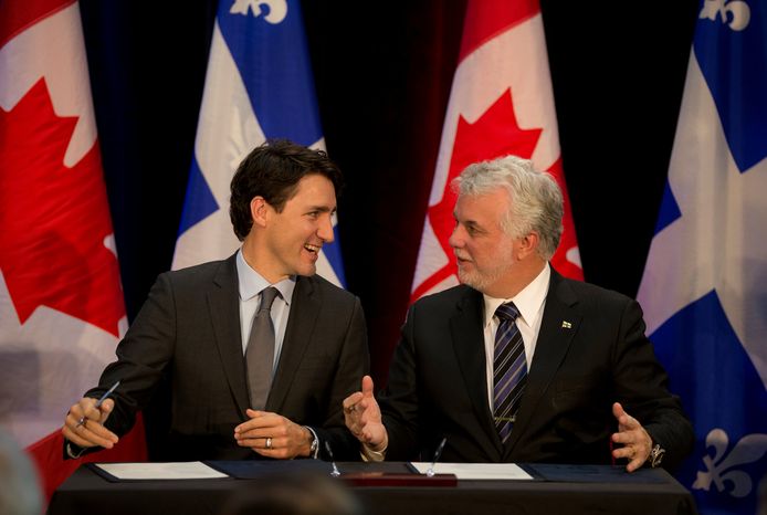 De Canadese premier Justin Trudeau (L) en de premier van Quebec premier Philippe Couillard. De verklaring werd gisteren ondertekend in de marge van het staatsbezoek aan Canada. De twee besturen engageren zich om in de komende maanden een akkoord hierover te sluiten.