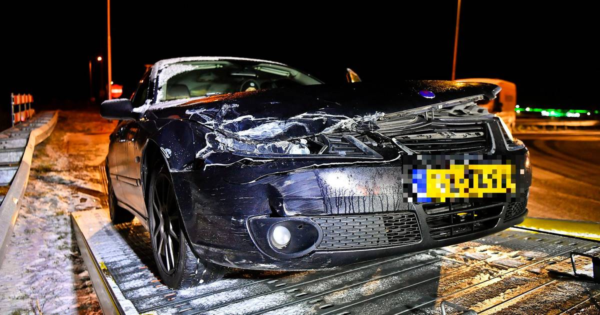 Auto glijdt tegen vangrail op A67 bij Hapert