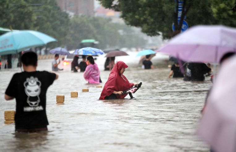 Overstroming in Zhengzhou in China op 20 juli. Beeld EPA