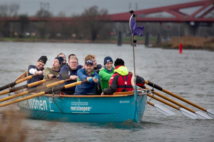 Deventer sloeproeiers van Daventre Portu van roeiteam Freya voorbij Hattem. Ze roeiden de IJssel helemaal af.