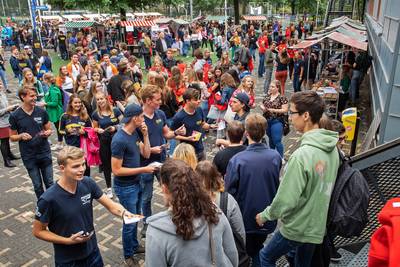 Recordaantal studenten neemt deel aan introductie: ‘Ik wil die Radboud-hoodie’