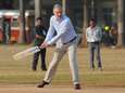 Koning en koningin wagen zich aan spelletje cricket in Mumbai