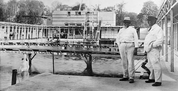 Lucas Pesie (rechts) en zijn vader Hendrik bij het zwembad dat in 1922 zijn naam kreeg. De foto is gemaakt rond 1915.