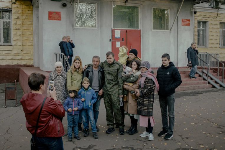 Le reclute posano per una foto con i loro parenti in un'agenzia di collocamento a Mosca.  foto del New York Times