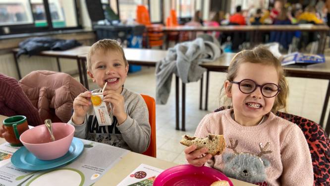 Leerlingen De Stappe smullen van rijkelijk ontbijt op school: “Met lege maag kan je je niet concentreren”