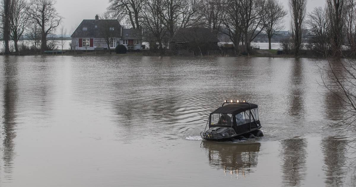 Een spectaculair rondje over de IJssel op een amfibievoertuig