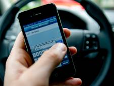 ‘Schikbarend’ aantal boetes voor rijden met telefoon in de hand uitgedeeld bij controle