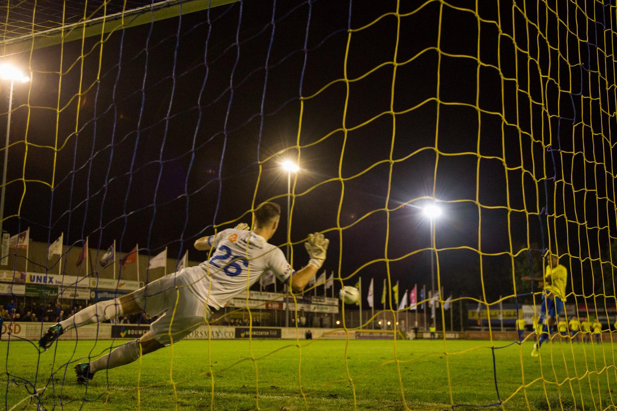 Penalty in de wedstrijd tussen Hoek en Lisse die in strijd met de regels werden genomen. Beeld OrangePictures