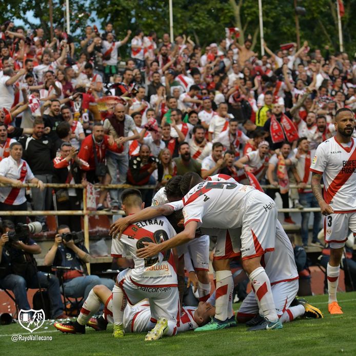 Dolle vreugde bij de spelers en supporters van Rayo Vallecano na de goal van Alex Moreno.