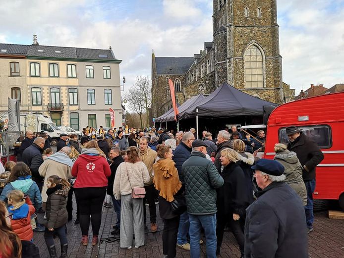 Sp.a organiseerde een nieuwjaarsdrink op het Claesplein in Lembeek.