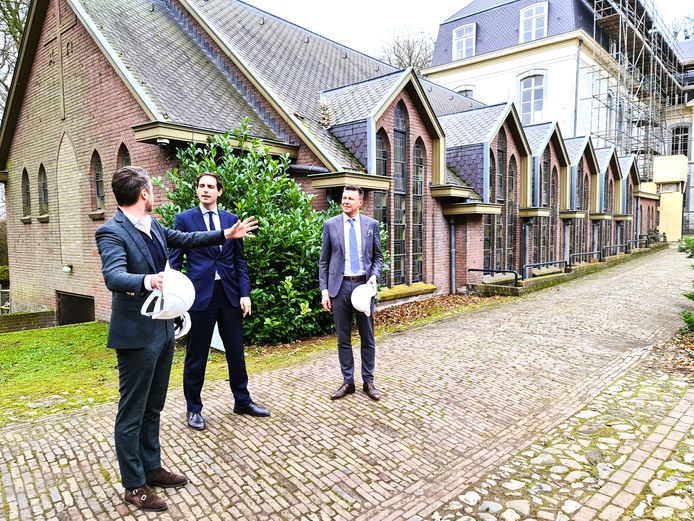 CDA-partijleider Wopke Hoekstra op bezoek in het Kasteel van Gemert. Links CDA-lijstrekker Stefan Janszen, rechts Kasteel-eigenaar Bas van de Laar.