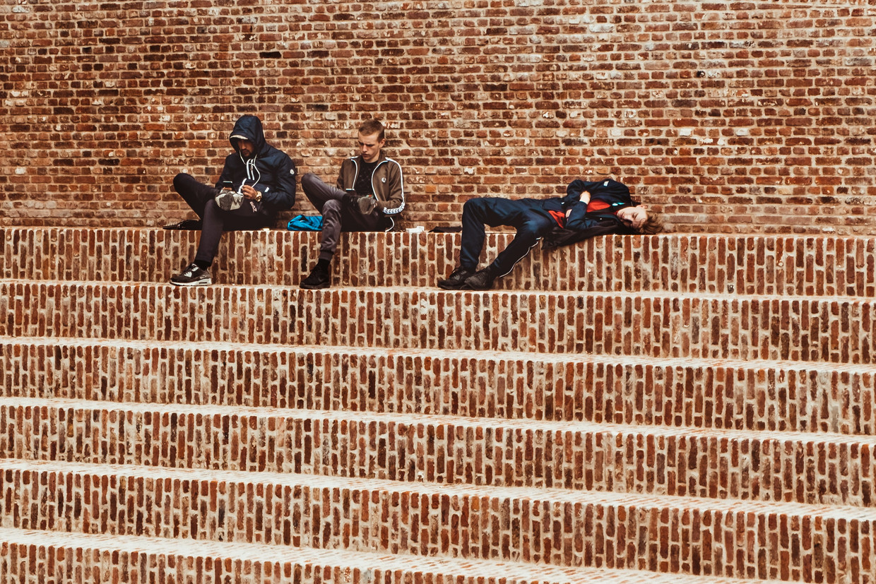 Enkele jongeren in Brugge op - ongeveer - anderhalve meter afstand. Beeld Unsplash / Marie Teneva