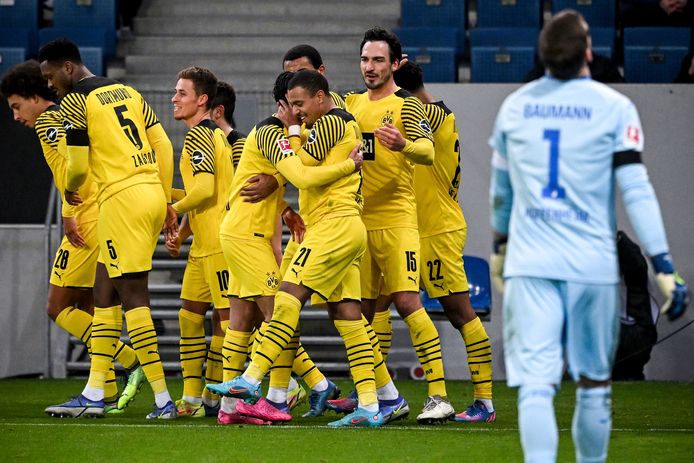 Donyell Malen wordt gefeliciteerd na één van zijn assists tegen Hoffenheim.