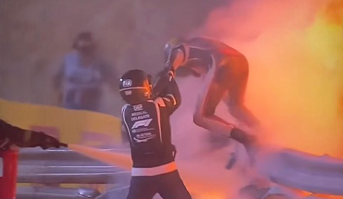 Romain Grosjean est sorti avec juste des brûlures aux mains de son effroyable accident au Grand Prix de Bahreïn.