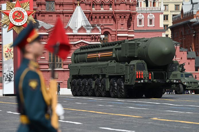 Militaire parade in Moskou waar de  hun nieuwste ballistische raket, genaamd Yars, wordt getoond.