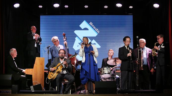 De Avenue. Met de traditionele slotceremonie werd het 50ste Breda Jazzfestival afgesloten. VLNR: Harry Kanters, Enrico Tomasso, Bart Wouters, Dirk van der Linden, Monique Thomas, Robbert van Kalmhout, Eiji Hanaoka, Dan Barret en Antoine Trommelen.