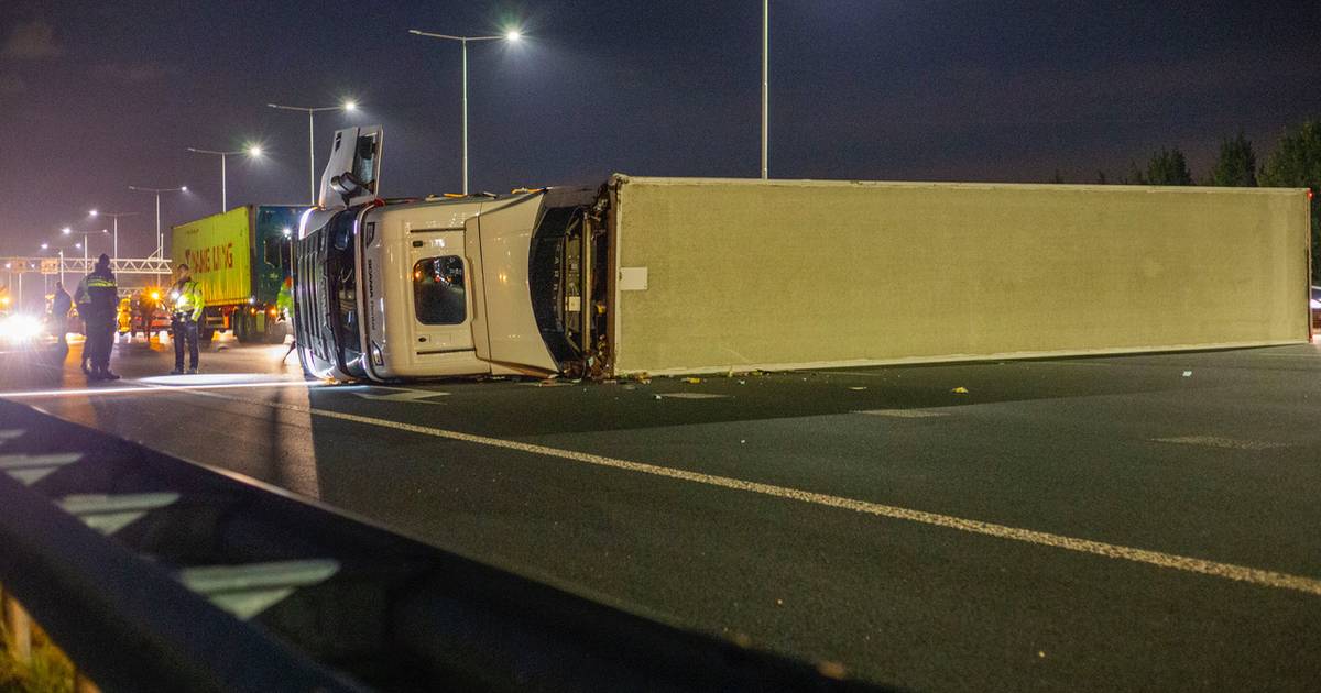 Ellendige spits: chaos door gekantelde vrachtwagen en pech op het spoor.