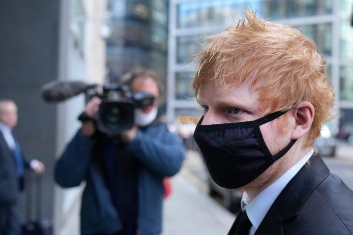 Ed Sheeran komt aan in de rechtbank.
