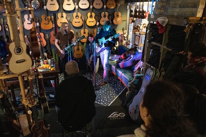 Vorig jaar speelde Tricklebolt tijdens de Popronde nog in de Enschedese gitaarwinkel Kaj’s Guitarstore.