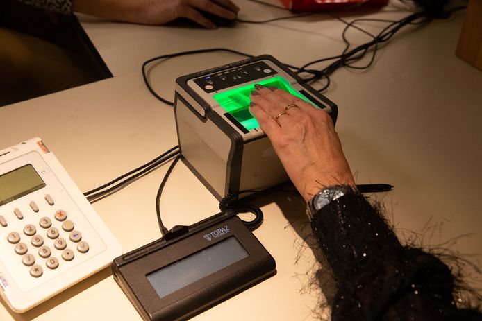Vingerafdrukken worden gescand voor de nieuwe elektronische identiteitskaart (eID). Beeld ter illustratie.