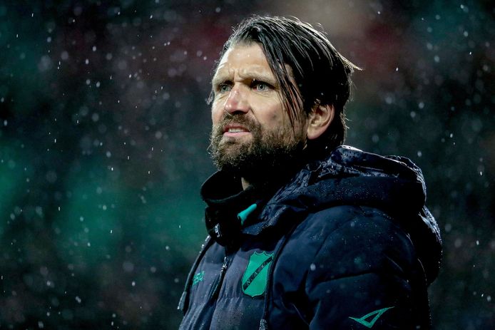 Peter Hyballa stond welgeteld een maand als coach langs de lijn bij NAC.