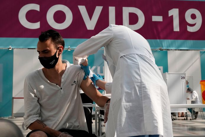 Een Russische gezondheidswerker dient een prik met het Spoetnik V-vaccin toe in Moskou.