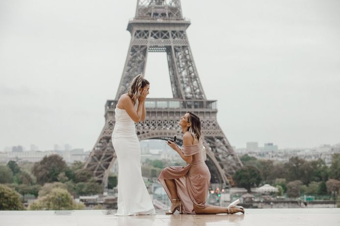 Kate Austin ging tijdens een fotoshoot voor de Eiffeltoren plots op haar knie, vriendin Sarah Sulsenti had duidelijk geen flauw vermoeden dat er een aanzoek zat aan te komen.