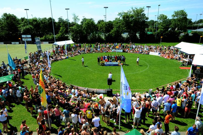 Het Nederlands Kampioenschap 1 tegen 1 op het terrein van ONDO. De deelnemers staan in het midden van de cirkel.