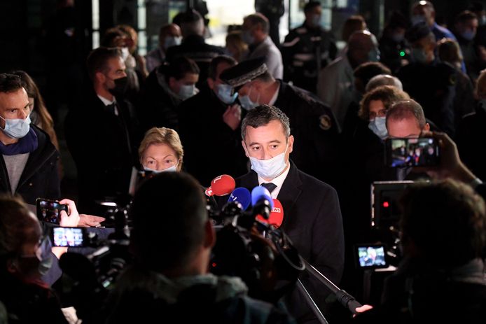 De Franse minister Gerald Darmanin aan het ziekenhuis van Calais, waar verschillende geredde opvarenden worden verzorgd.