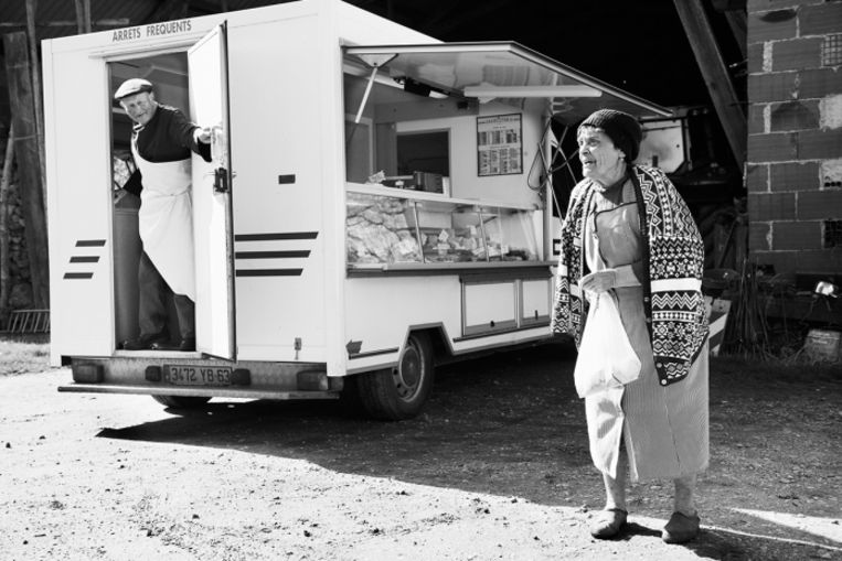 'Raymond Chazot rijdt vijf dagen per week rond met verse vleeswaren. 'Goedkoper dan de supermarkt, en beter van kwaliteit.‘’ Beeld 