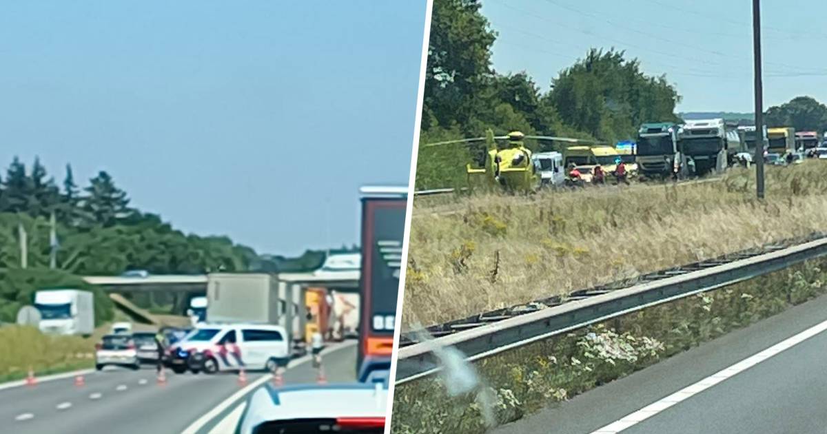Auto belandt bij ongeluk op zijkant, snelweg dicht.