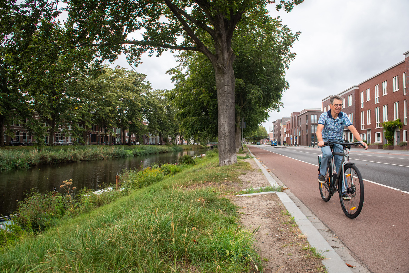 Ruud Janssens van de Fietsersbond fietst over de Oranjesingel in Breda.