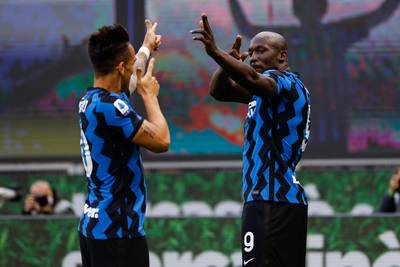 ‘Big Rom’ doet het weer voor Inter: Lukaku scoort én geeft assist in felbevochten zege tegen Sassuolo