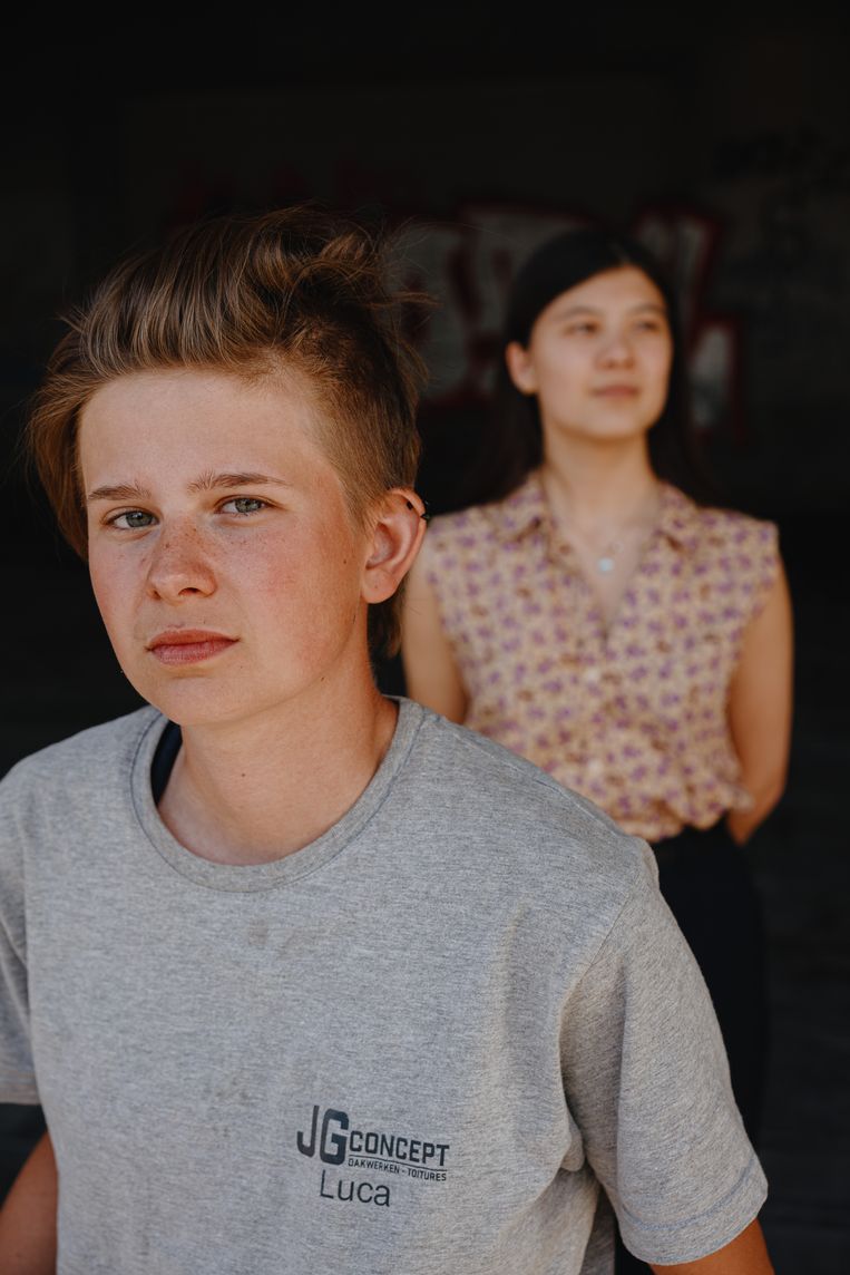 Berghmans: 'Misschien zullen wij wel de generatie zijn waarin mensen gewoon ­appreciëren dat er een vrouw op hun dak werkt.'
Li: 'Het gekke is dat ik heel veel geëngageerde mensen rond me heb, maar dat die de toekomst allemaal heel donker zien.' Beeld Wouter Van Vooren