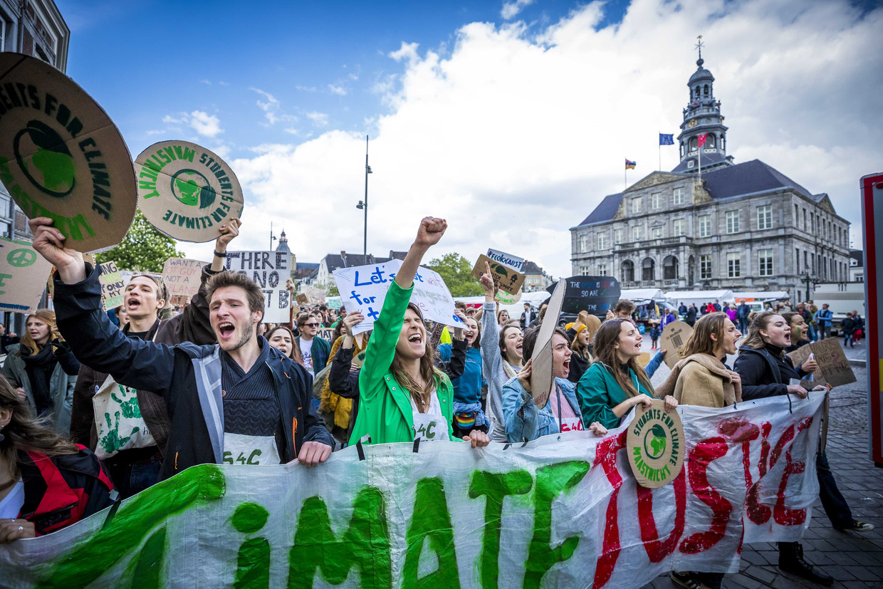 Deelnemers aan een klimaatmars lopen in mei door de Maastrichtse binnenstad. De klimaatactivisten willen dat het klimaatakkoord van Parijs strikt wordt gevolgd.
