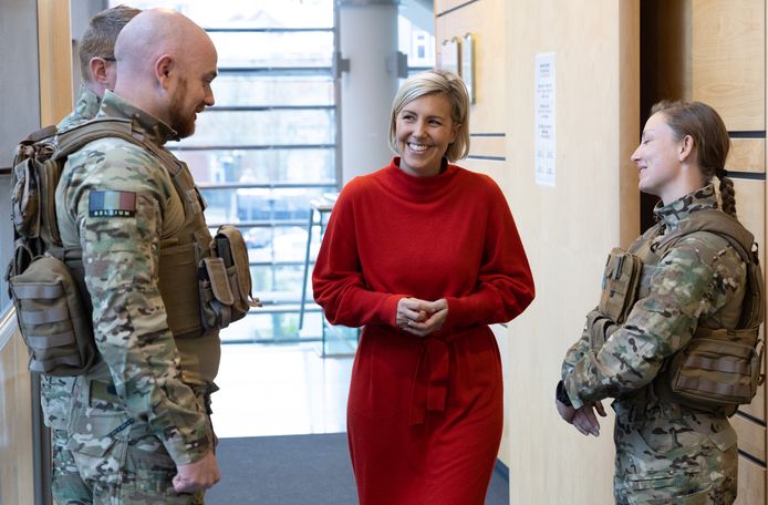 paar dealer toxiciteit Belgische vrouwelijke militairen krijgen een nieuw uniform. “Nu houden we  onze broek omhoog met een koord” | Mode & Beauty | hln.be