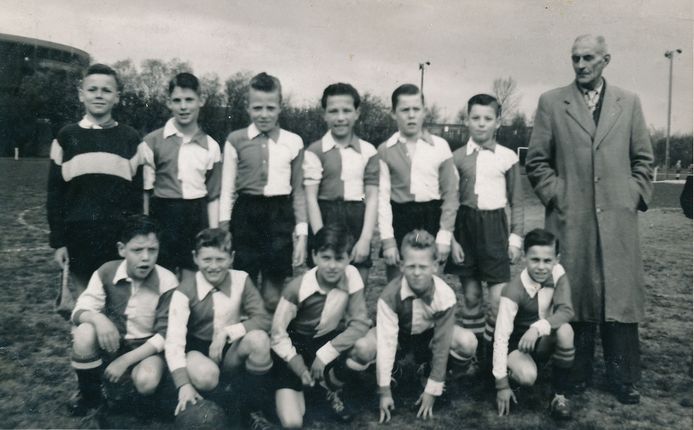 Wim Jansen, zittend tweede links, in de jeugd van Feyenoord.