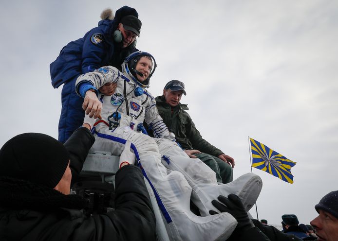 Sergei Prokopyev wordt uit de capsule geholpen net na de landing.