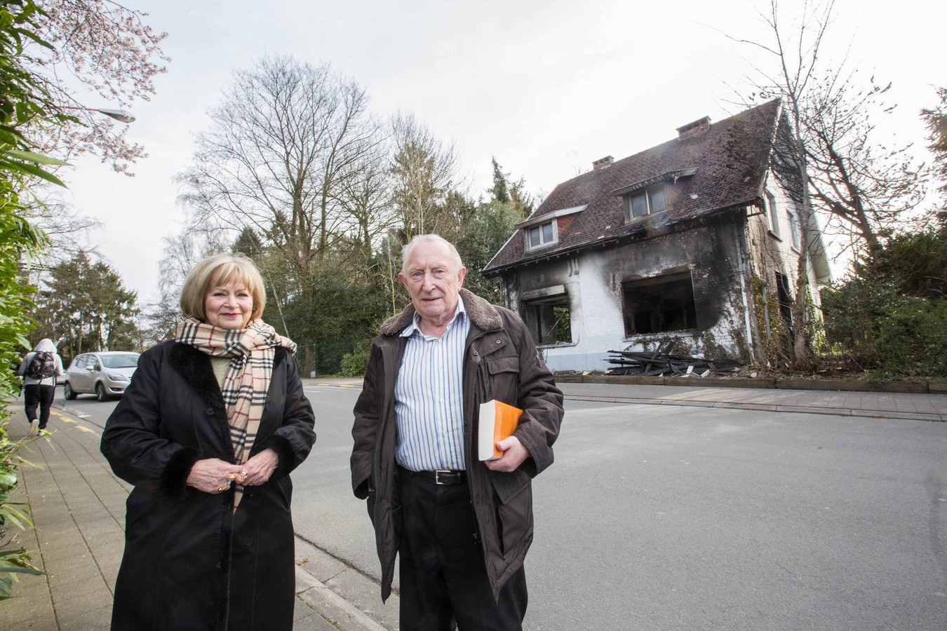 Gemeenteraadslid Agnes Fieremans met buurtbewoner Willy Deleeuw bij het uitgebrande huis.