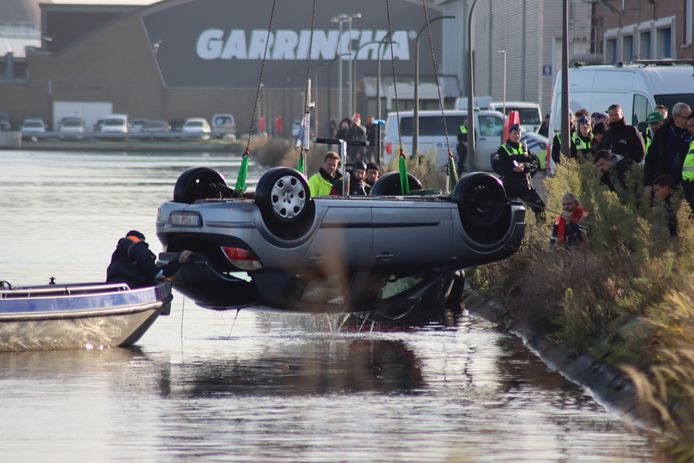 De Opel Astra werd door de politie uit het water gevist. De lichamen van Cleefio en Eldrid zaten er nog in.