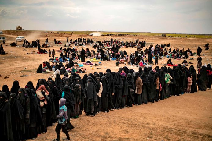 Geëvacueerde burgers uit Baghuz staan in de rij voor een screening door leden van de SDF.