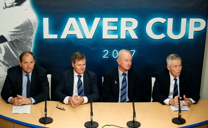 Van l naar r: de leden van Team8 met baas Tony Godsick, Steve Healy (voorzitter van de Australische tennisbond), Rod Laver en Craig Tiley, CEO van Tennis Australia en de Australian Open.