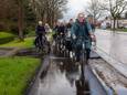Burgemeester Albert De Geyter trekt de kop bij het infietsen van de nieuwe fietspaden op de Zuidlaan in Wetteren.
