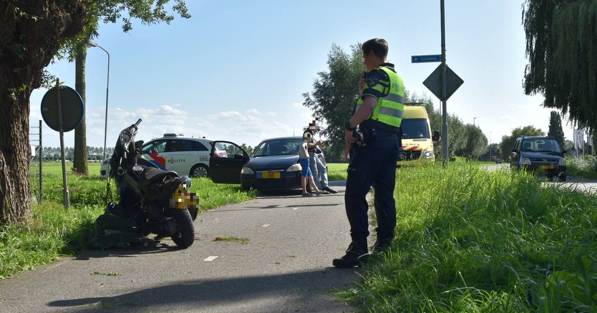 Twee gewonden bij botsing met bromfiets in Brakel: bestuurder mogelijk onder invloed.