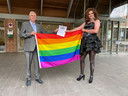 Patty Sparkle overhandigde burgemeester en raadsvoorzitter André Baars vorige week de brief en een regenboogvlag.
